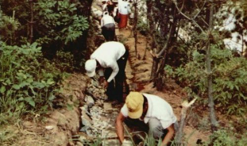Yeongdo Residents Participating in Landscaping Projects (Saemaul Illustration Books, 1973)