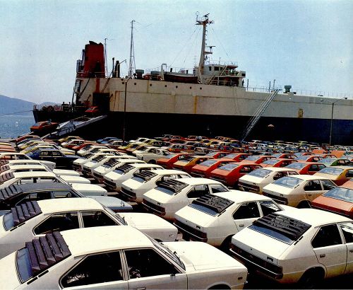 선적되고 있는 수출용 국산 자동차(1977년 새마을 화보)